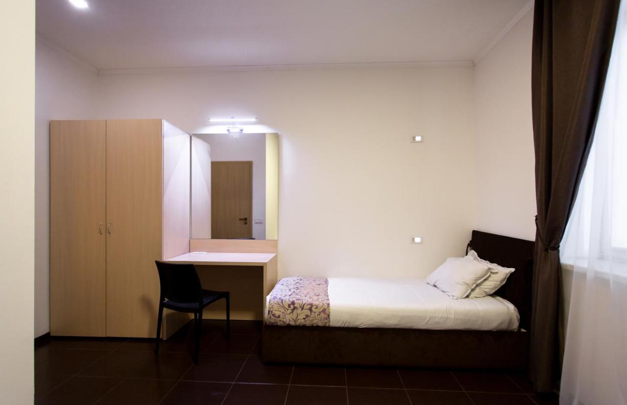 Hotel One Uman Bagian luar foto