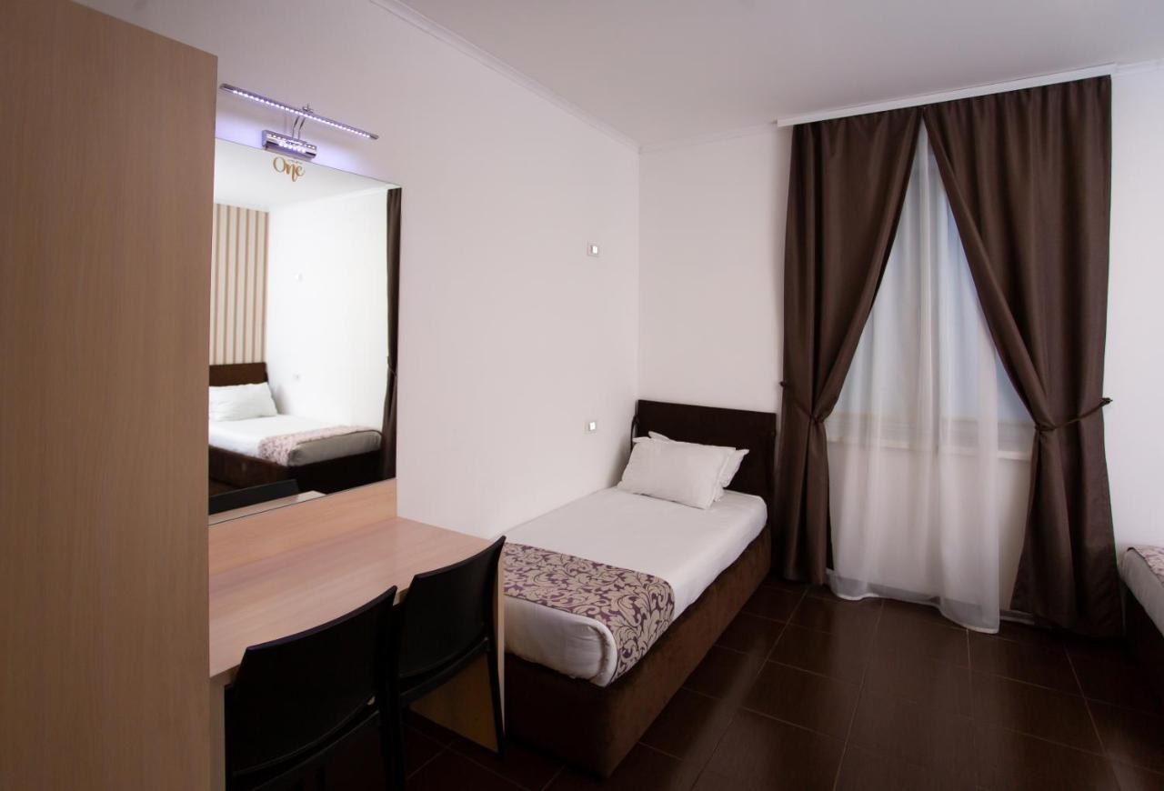 Hotel One Uman Bagian luar foto